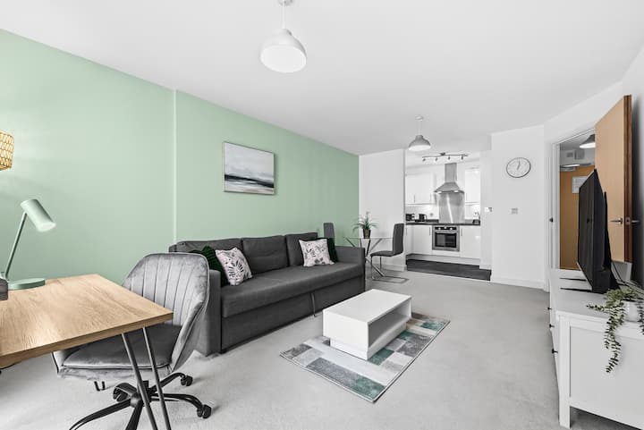 1 Bed City View Apartment With Balcony - Milton Keynes