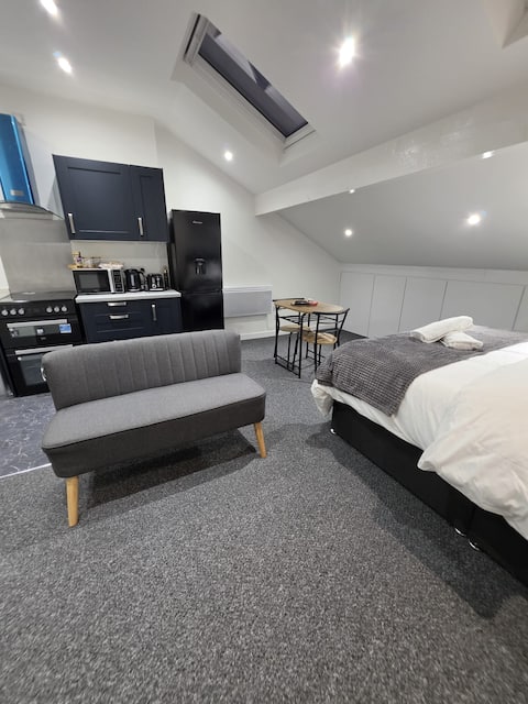 Top performing Airbnb: Modern 2nd Floor Studio | Quiet & Stylish in Levenshulme