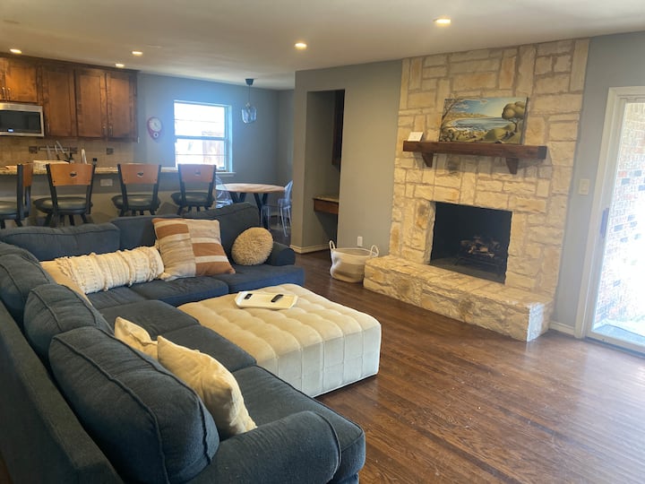 Roomy Cottage, Sweet Neighborhood, Beautiful Trees - Garland, TX