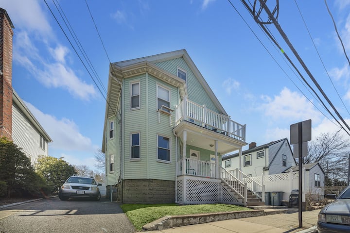 Modern 2bd, 2bth Cambridge Apt With Parking - Waltham, MA