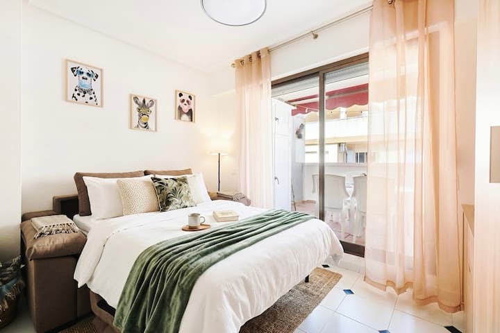Sunny Coastal Studio+terrace/walk To The Beach/ac - Torrevieja