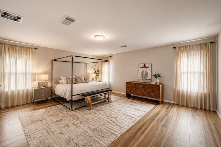 Amplio dormitorio principal con cama tamaño king

• Televisor inteligente grande (empotrado)
•Vestidor
•Mesitas de noche
•Clóset con vestidor
• Baño privado con combinación de ducha y bañera