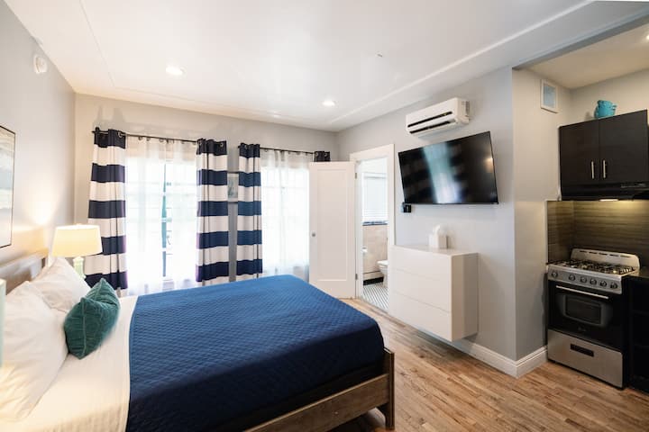 Superbly Restored Historic Downtown Studio - Long Beach, CA