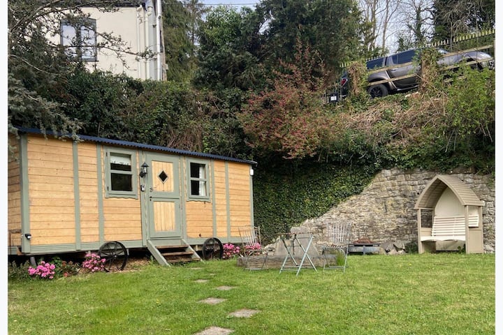 Riverside Shepherds Hut In Newtown Wales - Kerry