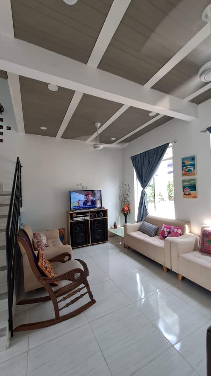 Casa Amplia De 3 Pisos En Condominio Mediterráneo - Carmen Apicala