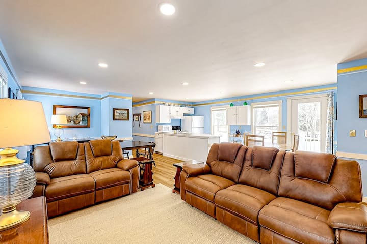 Colorfiul 3br | Deck | Large Yard - Boothbay Harbor, ME