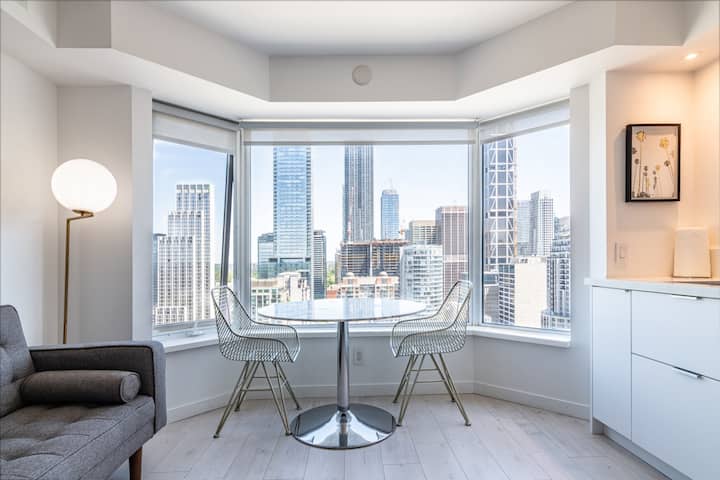Sumptuous City View - One Bedroom Yorkville Suite - Toronto