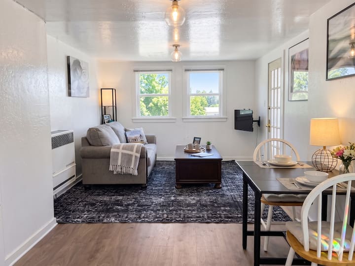 Pet-friendly Oasis: Fenced Yard & Walk To Town - Grass Valley, CA