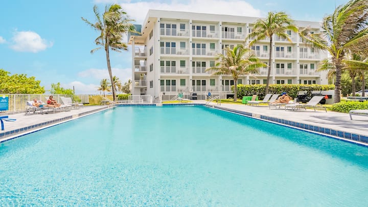 Pompano Beach • Resort Pool Escape • Pool + Beach - Pompano Beach, FL