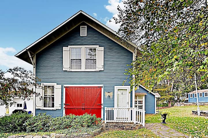 3br Historical Pet Friendly Getaway With Patio - Boothbay Harbor, ME