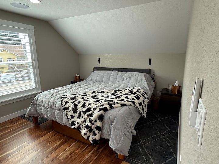 De primaire slaapkamer heeft een kingsize bed en leeslampjes.
