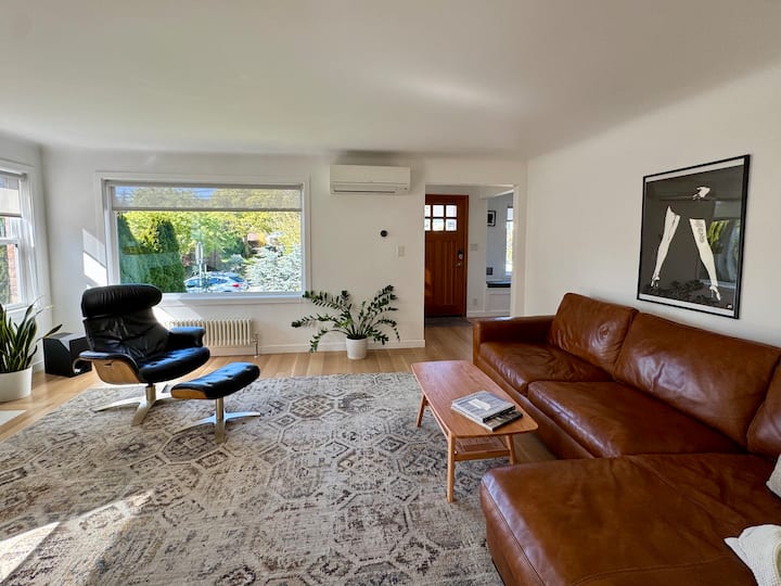 Modern Green Lake Home W/ Suite + Soaking Tub - Seattle, WA