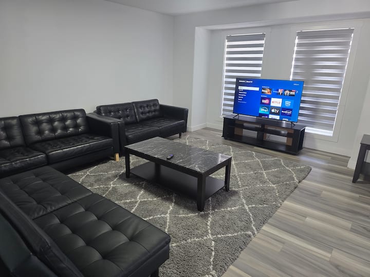Welcome To Our Cozy, Luxury, Quiet 4-bedroom Home. - Calgary