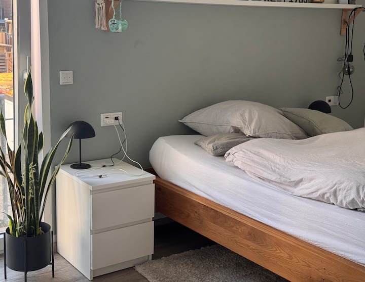 Ambas ventanas tienen persianas enrollables eléctricas 
Cobijas y ropa de cama adicionales  
Cable de carga USB A y C