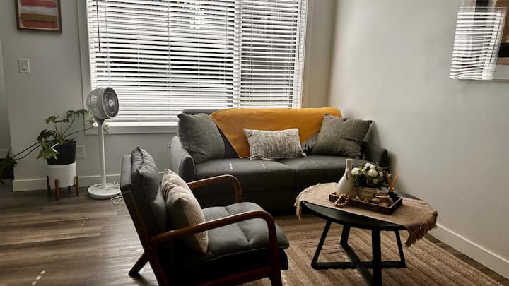 Stylish & Cozy Brighton Walkout Retreat • Sleeps 6 - Canadá