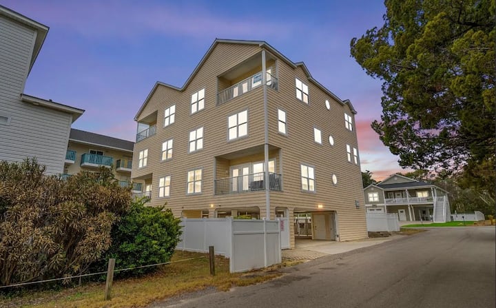 Beautiful 7br Beach House • Pool • Walk To Beach - North Myrtle Beach, SC