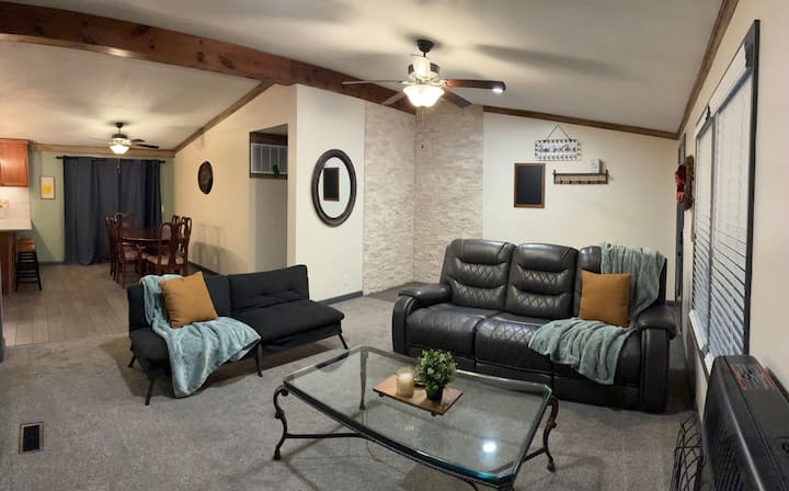 Laura’s Cozy Hideout - Missouri City, MO