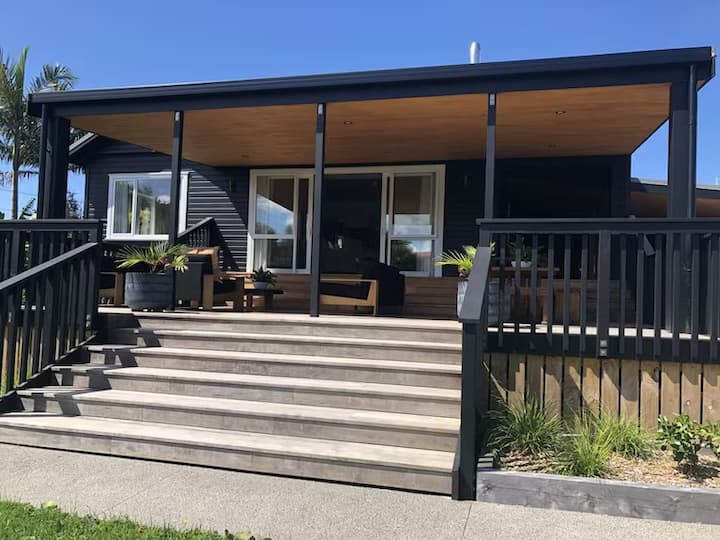 Charming Central Raglan Bach - Raglan