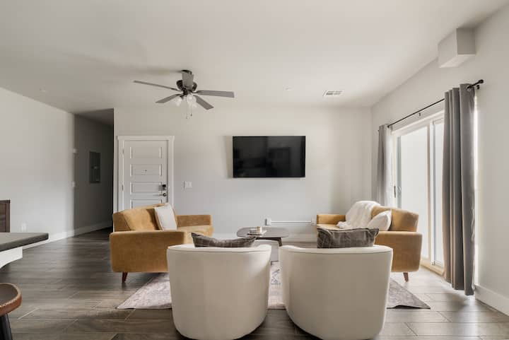 E West: 9br By Uco | 6 King+ Private Bath Every Br - Edmond, OK