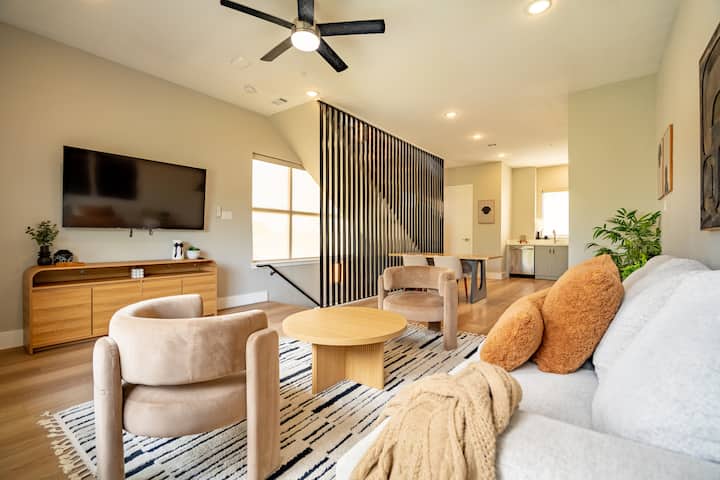 Modern Townhome | Fire Pit, Telescope, By Magnolia - Fairmount-Southside Historic District - Fort Worth