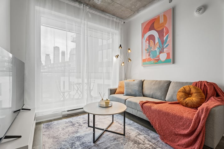 Modern Suite Near Cafés, Dining & Groceries - Montreal