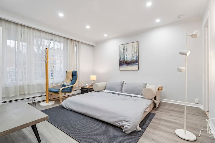 Sun-drenched 2br Designer Apartment | Private Deck - Toronto