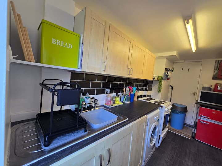 "The Little Side Annexe" - Woking