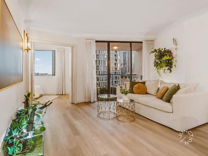 City View 2br Retreat | Pool & Gym Access - Spring Hill
