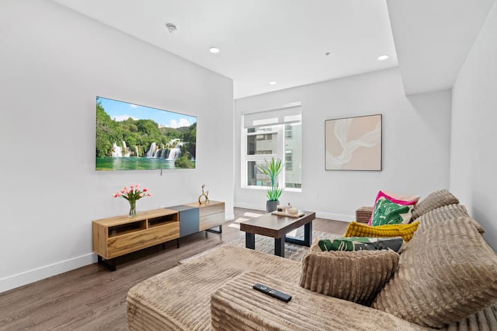 Spacious 1br/1br• Pool & Free Parking • Weho - 
