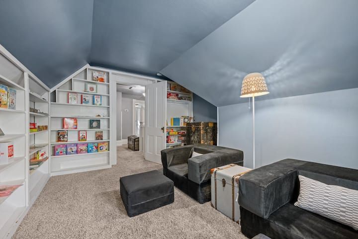 Dormitorio con biblioteca original, 2 sillas que se convierten en camas individuales, juegos de mesa, libros y actividades para niños, televisión inteligente y chimenea histórica de ladrillo (no funciona)
