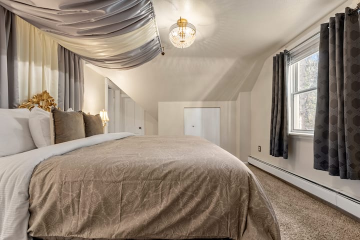 Cómoda habitación en el segundo piso con cama tamaño king, ropa de cama lujosa y colchón de alta gama, con vista al arroyo y un apacible ambiente victoriano majestuoso