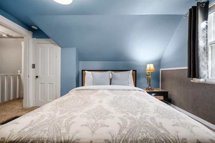 Cómoda habitación en el segundo piso con cama queen, ropa de cama lujosa y colchón de alta gama