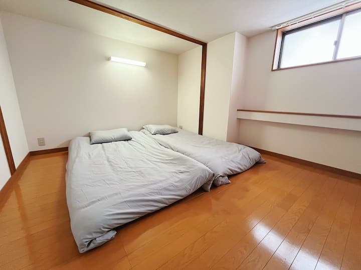 Loft me lartësi tavani afërsisht 1,8 m (5,9 ft), mund të akomodojë deri në 2 persona