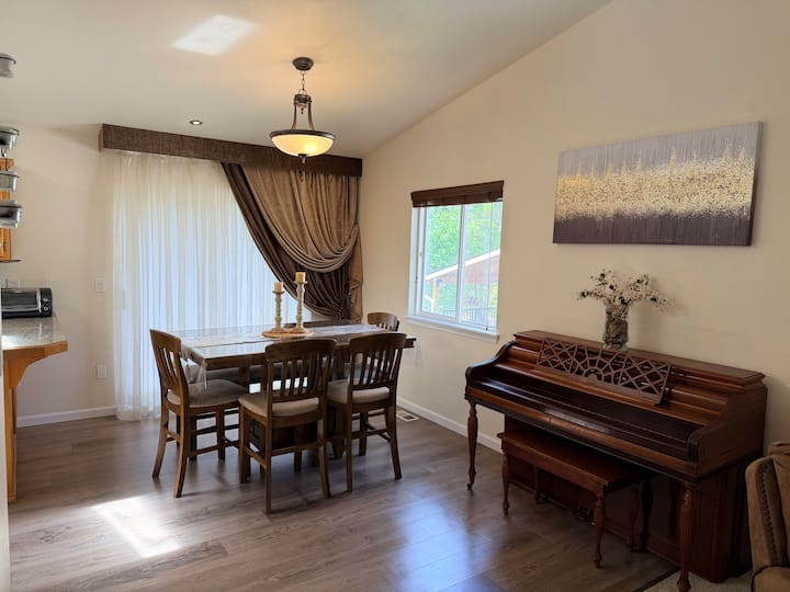 Bright Home With Garden View & Cozy Vibes - Marysville, WA
