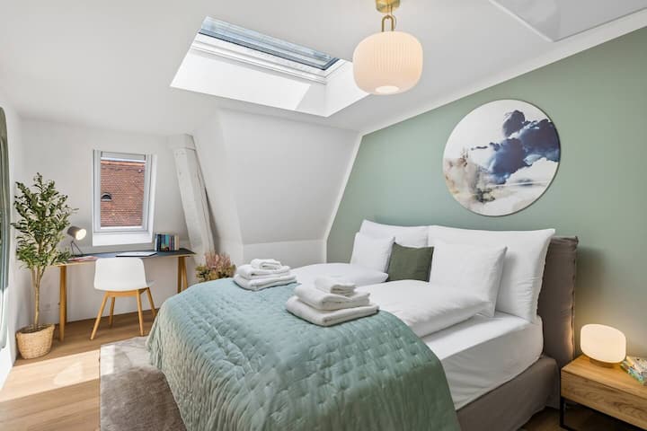 Una lujosa cama tamaño king con somier crea un refugio tranquilo para disfrutar de noches de descanso profundo.
