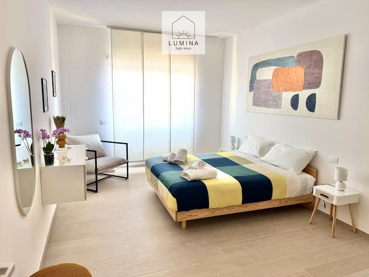 Dormitorio doble o con dos camas individuales a pedido con: camas con colchón de espuma viscoelástica, cómodo y amplio armario y vestidor colgante, dos mesitas de noche, un sillón.
Para cada huésped, un juego completo de toallas de algodón egipcio suaves y acogedoras.