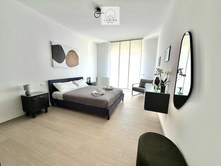 Dormitorio doble con: cama doble de 160x200 cm, colchón de espuma viscoelástica, cómodo y amplio armario y cómoda colgante, dos mesitas de noche, un sillón. Acceso a un balcón amplio.
Se proporcionan toallas de algodón egipcio para cada huésped.