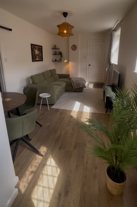 Successful Airbnb property: Chic apartment in Sale, Super Convenient! in Trafford