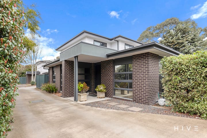 New Reno 4br 3ba Home | Pet-friendly | Garage - Canberra
