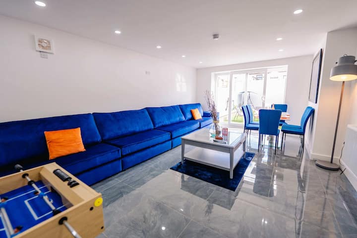 Luxury Brand New 6br 3bath With Hot Tub & Foosball - Wales