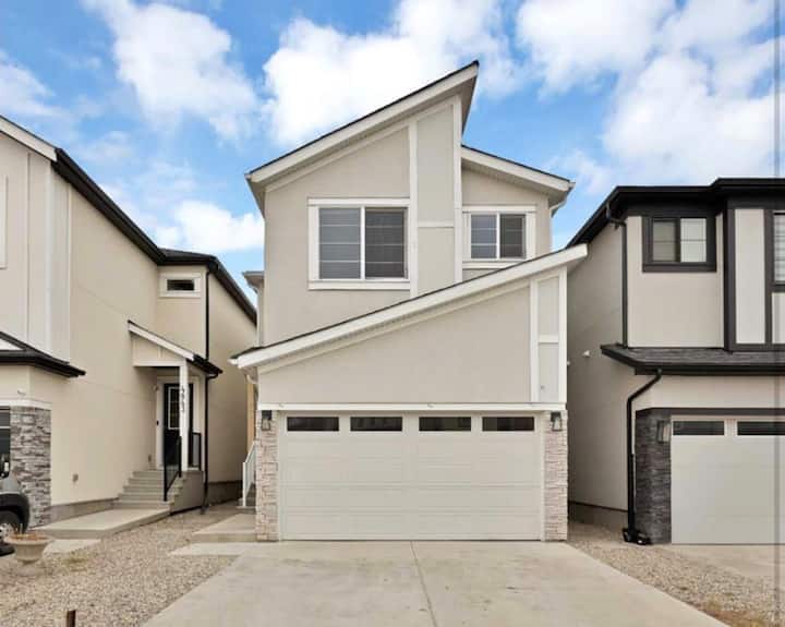 Extraordinary Luxury Full House Available - Chestermere