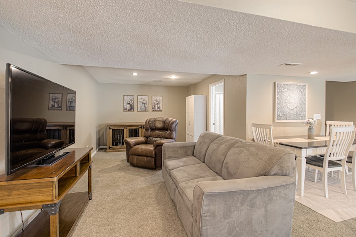 Cozy Large Full Basement Suite With Kitchenette - Smithville, MO