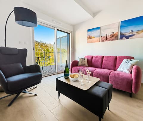 Successful Airbnb property: Bright 2-room apartment, balcony, private parking, beach within walking distance! in Bray Dunes