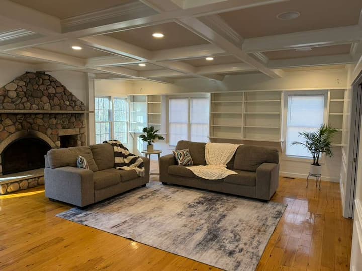 20 Mins From The World Cup - Sleeps 24 People! - Bellingham, MA