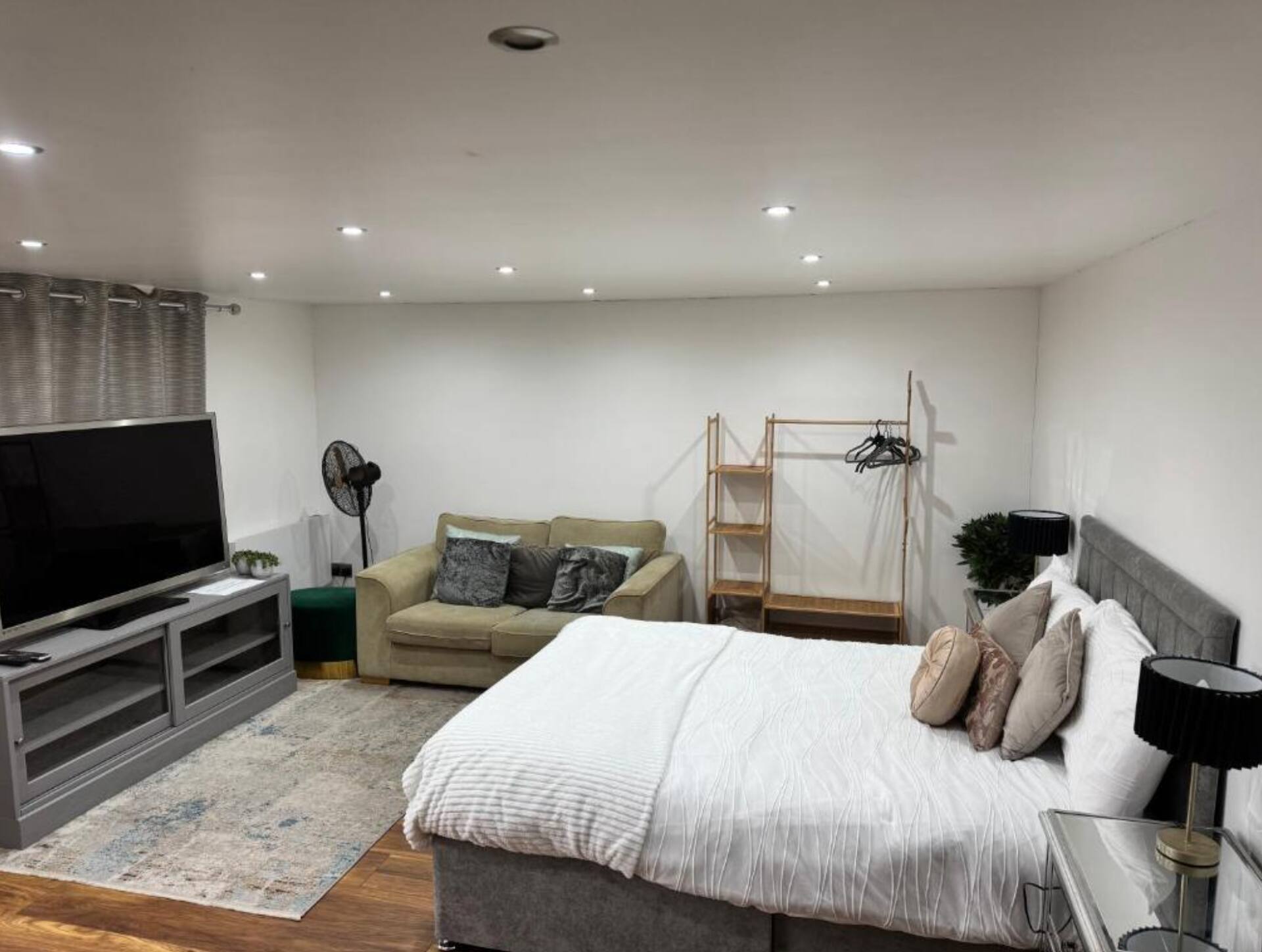 Cosy Twickenham Stadium Studio