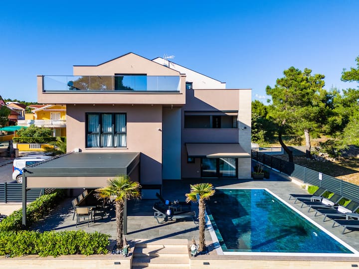Luxury Retreat Near Beach - 1st Floor - Vir