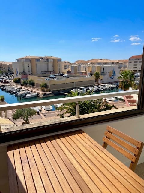 Successful Airbnb property: • L'amarrée • Large cozy studio for 4 people • Private parking in Sète