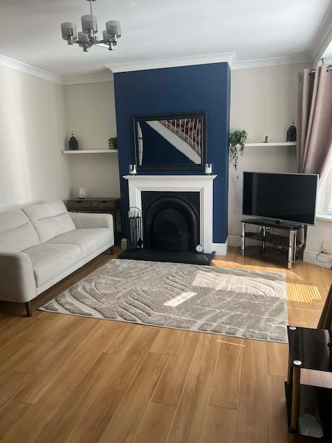Top Airbnb: Bright & Modern House in a great location in Newcastle Upon Tyne
