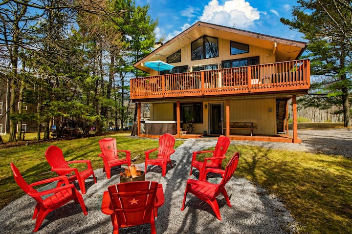 Hot Tub & Fire Pit • 1 Min To Lake - Lake Harmony, PA