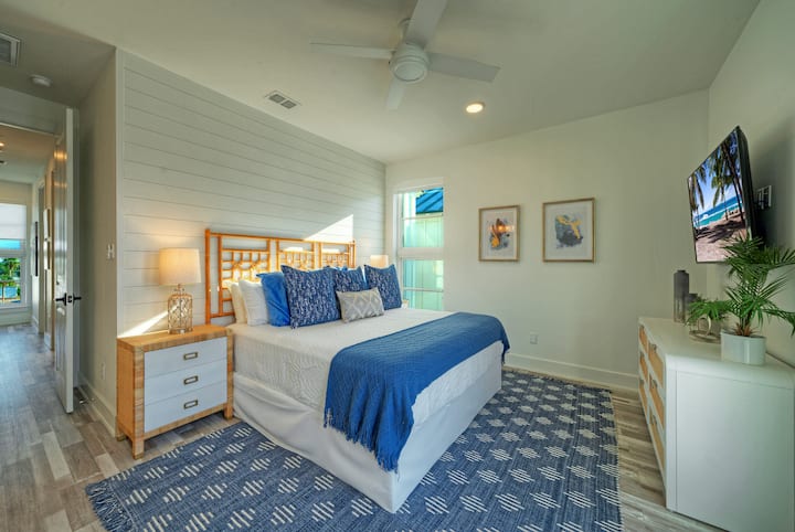 El dormitorio principal cuenta con una cama tamaño king, TV, balcón y baño privado.